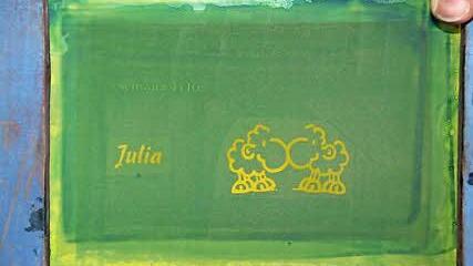 Für jede Charge wird eine eigene Druckplatte erstellt. Julia hat neben ihrem Namen ein Schäfchenmotiv gewählt. Fotos: Heike Beudert