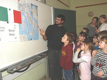 An der GTS Oerlenbach können die Kinder seit Dezember Italienisch erlernen, ein Glücksfall dank Luca Francione, einem gebürtigen Italiener, der dem Betreuungsteam seit Schuljahresbeginn angehört. Auf unserem Foto erzählt Luca aus seiner Heimat.  Foto: Stefan Geiger