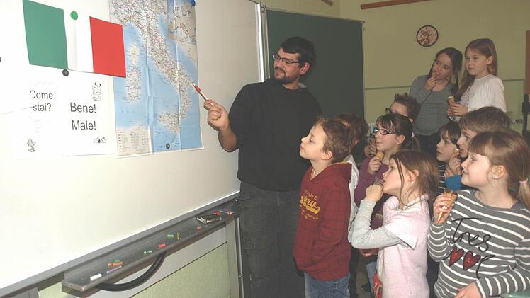 An der GTS Oerlenbach können die Kinder seit Dezember Italienisch erlernen, ein Glücksfall dank Luca Francione, einem gebürtigen Italiener, der dem Betreuungsteam seit Schuljahresbeginn angehört. Auf unserem Foto erzählt Luca aus seiner Heimat.  Foto: Stefan Geiger