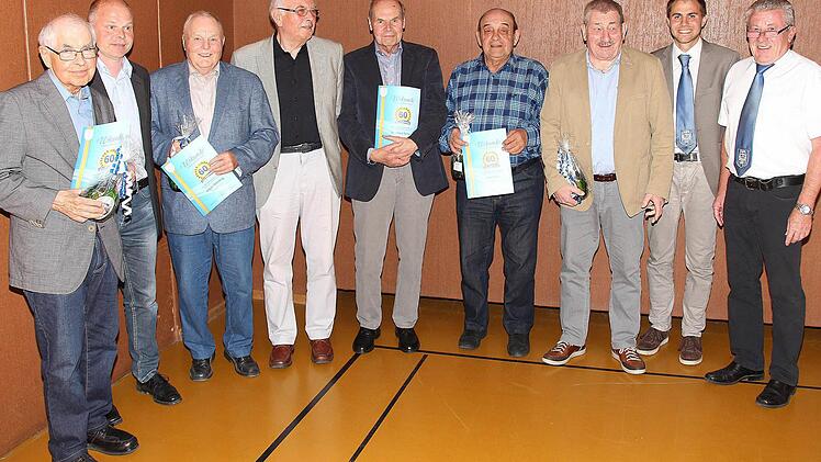 60 Jahre haben diese Frauen und Männer dem TSV die Treue gehalten. Foto: Dieter Britz
