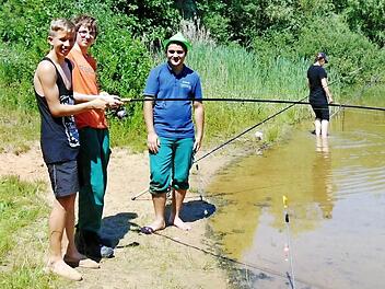 Die Jugendlichen von der Noris Inklusion in Nürnberg angeln gemeinsam mit den jungen Mitgliedern des Fischereivereins Kleinsendelbach. Foto: Petra Malbrich