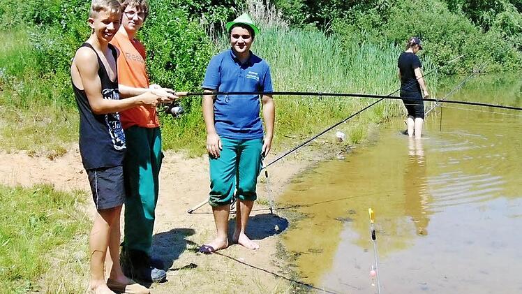 Die Jugendlichen von der Noris Inklusion in Nürnberg angeln gemeinsam mit den jungen Mitgliedern des Fischereivereins Kleinsendelbach. Foto: Petra Malbrich
