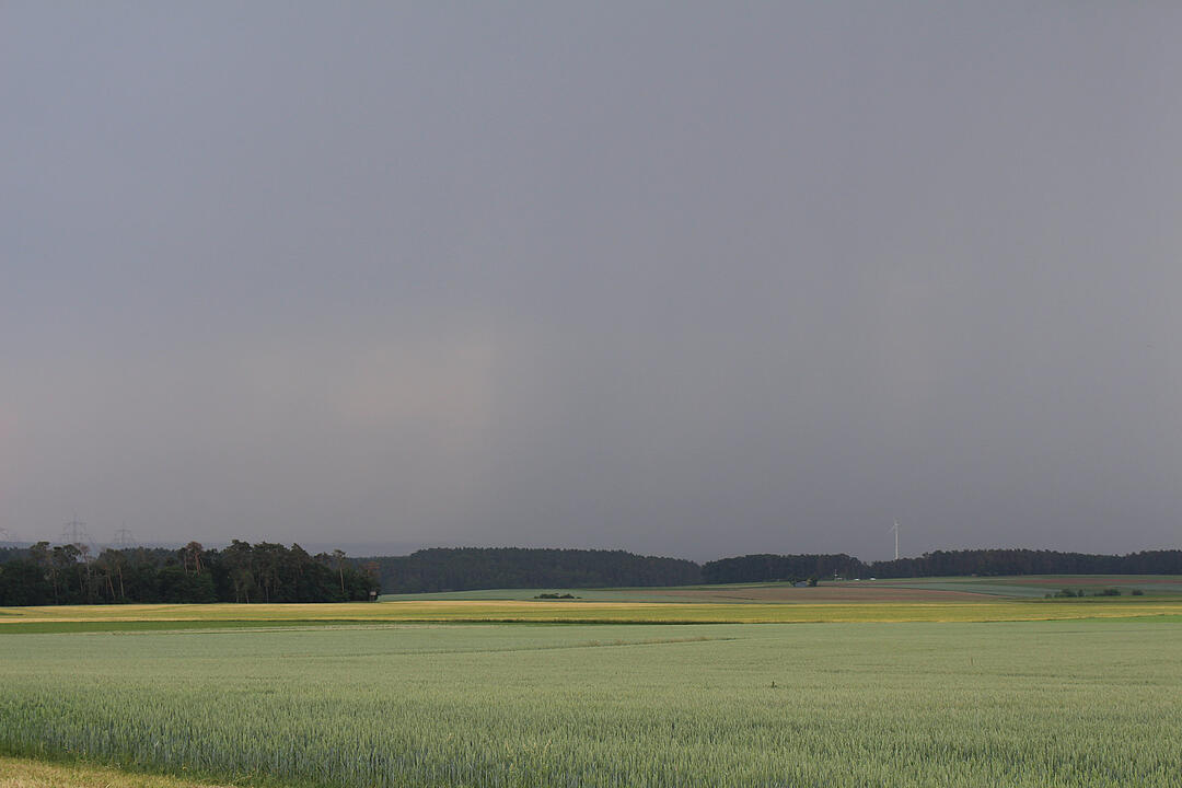 Mehrere zentimeterdicke Hagelkörner gehen in Franken nieder