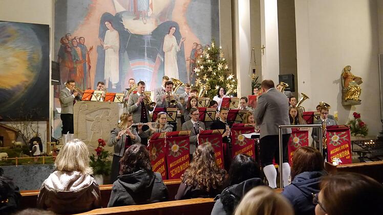 Für weihnachtliche Stimmung sorgte das traditionelle Weihnachtskonzert des Musikvereins Schondra in der  St. Anna-Kirche. Foto: Oswald Türbl