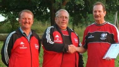 Das den Verein rund 40 Jahre pr&auml;gende F&uuml;hrungsduo Werner M&uuml;ller, Herbert Mildner und Roland Beck (bei einer Ehrung f&uuml;r Roland Beck zum 25-j&auml;hrigen Jubil&auml;um als Vereinsvorsitzender 2002). Daniel Wiener