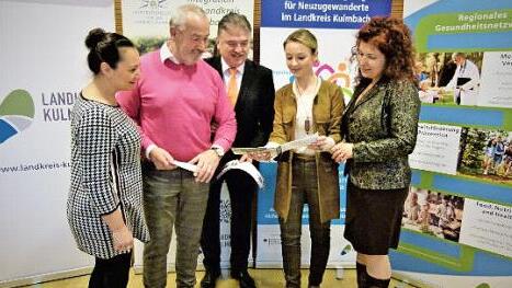 Das Organisationsteam "Gesundheitskompetenz-Wochen" des Landratsamtes: (von links) Souzan Nicholson, Peter Müller, Landrat Klaus Peter Söllner, Annekatrin Bütterich und Camelia Fiedler. Foto: Reißaus