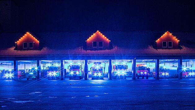 Die Fahrzeughalle der Bad Br&uuml;ckenauer Feuerwehr erstrahlte im Zuge der Bluelight Firestation-Challenge j&uuml;ngst in Sirenenblau. Foto: Feuerwehr Stadt Bad Br&uuml;ckenau