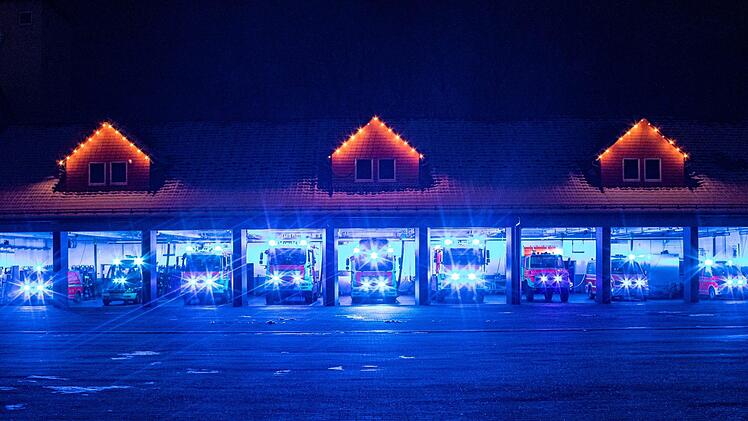Die Fahrzeughalle der Bad Brückenauer Feuerwehr erstrahlte im Zuge der Bluelight Firestation-Challenge jüngst in Sirenenblau. Foto: Feuerwehr Stadt Bad Brückenau