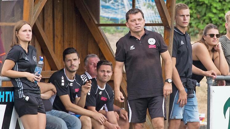 Dieter Kurth (rechts) ist zuversichtlich. Er will sein Team in die Aufstiegsrunde führen. Dafür ist ein Platz unter der besten vier Teams notwendig; links Physiotherapeutin Sina Stummer.