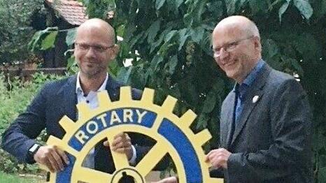 Alexander Brehm (l.) &uuml;bergab die Pr&auml;sidentschaft beim Rotary-Club Fr&auml;nkische Schweiz an Thomas Appel.