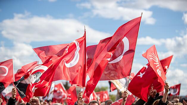 CHP-Anhänger schwenken türkische Flaggen (Archivbild)