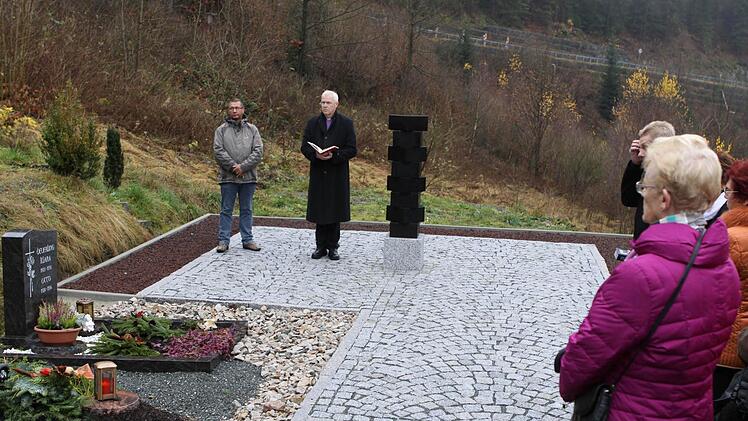 Der ehemalige Pfarrer Andreas Sauer war an seine alte Wirkungsstätte zurückgekehrt und weihte das neue Urnenfeld ein. Mit im Bild Siegfried Rudiak von der evangelischen Kirchengemeinde. Foto: Michael Wunder