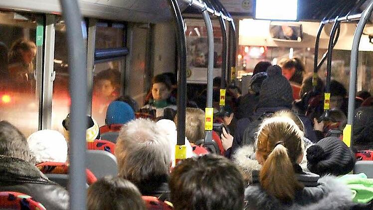 Dass so viele Schüler in den Bussen stehen müssen, beklagt Steinwiesens Bürgermeister Gerhard Wunder. Am 5. Februar wird auch das Thema der Gesprächsrunde sein. Foto: Archiv/Koch