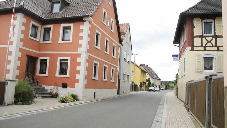 Das alte Kopfsteinpflaster ist in Theinheim mit der Dorferneuerung verschwunden. Ein bisschen mehr Grün könnten die Hausfassaden schon vertragen, fanden Mitglieder der Bewertungskommission "Unser Dorf soll schöner werden".