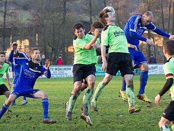 In der 72. Minute nahm das Unglück seinen Lauf, als in dieser Situation durch ein Eigentor von Patrick Sudol (verdeckt) der Ausgleich für den TSV Buch fiel. Foto: Heinrich Weiß