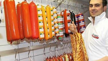 Metzgermeister Marcus Wagner im neuen Kühlraum. Er hat 2012 die Meisterprüfung mit einem Staatspreis absolviert.