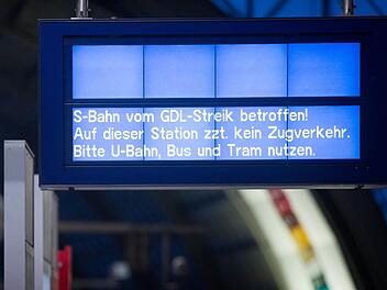 Eine Anzeigetafel weist am 05.05.2015 im Hauptbahnhof in Berlin auf den angekündigten Bahnstreik der Lokführergewerkschaft GDL hin. Die Lokführergewerkschaft GDL hat ihre Mitglieder aufgerufen, beim bisher längsten Streik in der Geschichte der Deutschen Bahn die Züge bis zum Sonntagmorgen um 9.00 Uhr stehen zu lassen. Foto: Kay Nietfeld/dpa