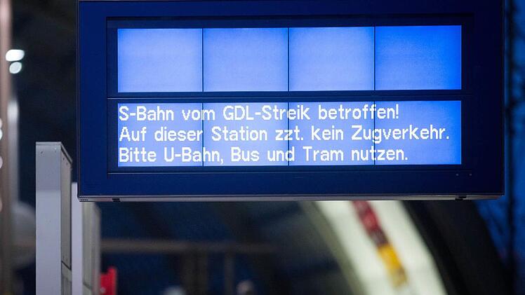 Eine Anzeigetafel weist am 05.05.2015 im Hauptbahnhof in Berlin auf den angekündigten Bahnstreik der Lokführergewerkschaft GDL hin. Die Lokführergewerkschaft GDL hat ihre Mitglieder aufgerufen, beim bisher längsten Streik in der Geschichte der Deutschen Bahn die Züge bis zum Sonntagmorgen um 9.00 Uhr stehen zu lassen. Foto: Kay Nietfeld/dpa