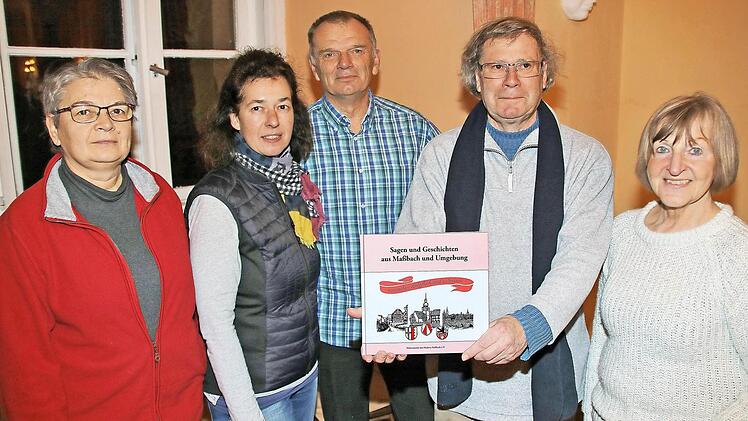 Helga Bub, Martina Roth, Udo Hochrhein, Klaus Hart und Gabriele Sebald (von links) waren in der einen oder anderen Form für die Herausgabe des Buches "Sagen und Geschichten aus Maßbach und Umgebung" verantwortlich. Fotos: Dieter Britz