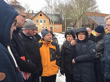 Es brodelt in Weiher: Nachbarn protestieren beim Ortstermin mit der SPD gegen das Neubauprojekt auf dem Grundstück des alten Bauernhofs (hinten), der weggerissen werden soll. Foto: Stephan Tiroch
