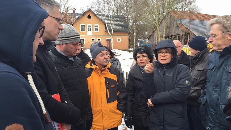 Es brodelt in Weiher: Nachbarn protestieren beim Ortstermin mit der SPD gegen das Neubauprojekt auf dem Grundstück des alten Bauernhofs (hinten), der weggerissen werden soll. Foto: Stephan Tiroch