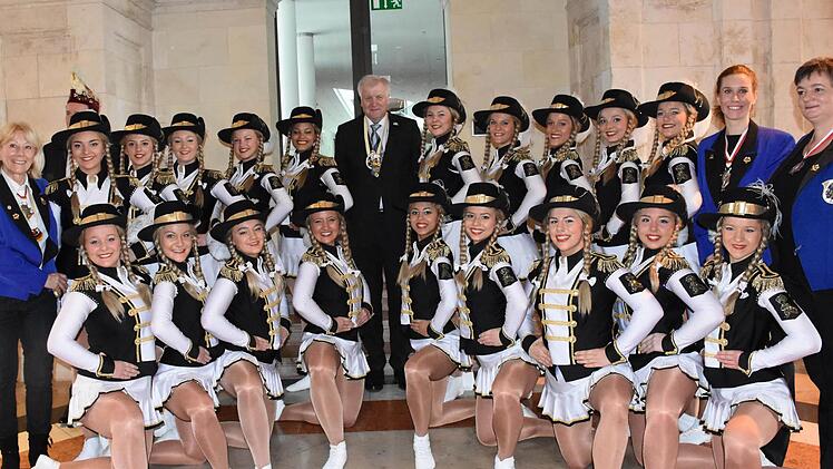 Die Königsgarde vom Coburger Mohr mit Ministerpräsident Horst Seehofer. Mit im Bild die Trainerinnen Ramona und Dominique Scholz und Vizepräsidentin Petra Szadzik (blaue Jackets, von links).  Foto: Coburger Mohr