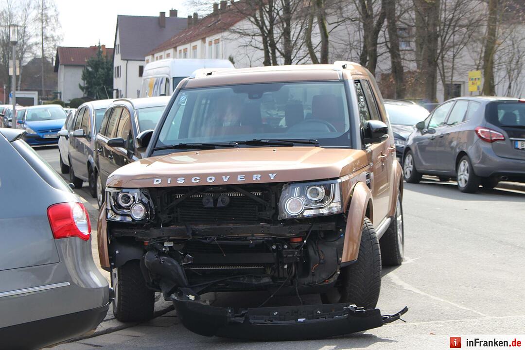Beim Abbiegen kollidiert: Auto landet auf der Seite