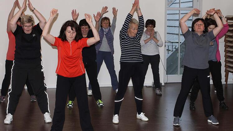 Renate Hofmann (vorne rechts) leitet seit 30 Jahren die Gymnastikturnstunde in Tschirn. Wöchentlich treffen sich die Frauen zwischen 33 und 77 Jahren, um sich fit zu halten.  Foto: Michael Wunder