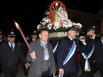 Das Gnadenbild der Muttergottes aus Neuengrün wurde von Soldatenkameraden bei der Prozession zum Friedenskreuz getragen.  Foto: Michael Wunder