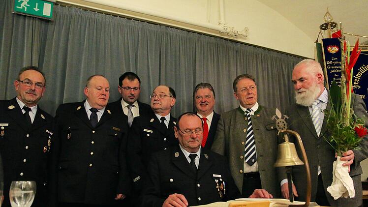 Benno Pieger trug sich in das Saalfelder Stadtbuch ein. Foto: Adriane Lochner