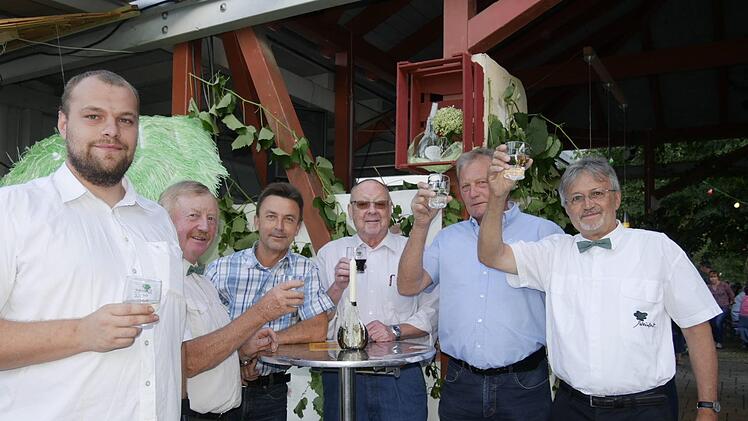 Wohl bekomm's zum 25. Jubiläumsweinfest, wünschte Vorsitzender Gebhard Roschlau. Foto: Manja von Nida