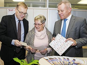 Roswitha Wagner hat ihren F&uuml;hrerschein bereits gegen ein Jahresticket ausgetauscht. Hier beim Fototermin mit Oberb&uuml;rgermeister Andreas Starke (links) und dem Gesch&auml;ftsf&uuml;hrer der Stadtwerke Bamberg, Michael Fiedeldey  Foto: Stadtwerke Bamberg/M. Hoch