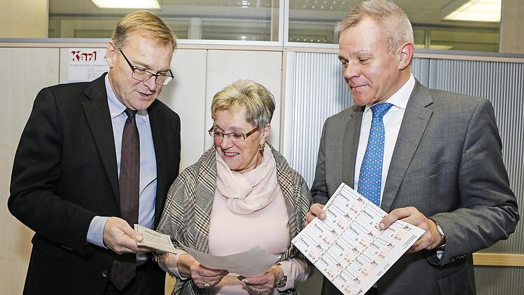 Roswitha Wagner hat ihren F&uuml;hrerschein bereits gegen ein Jahresticket ausgetauscht. Hier beim Fototermin mit Oberb&uuml;rgermeister Andreas Starke (links) und dem Gesch&auml;ftsf&uuml;hrer der Stadtwerke Bamberg, Michael Fiedeldey  Foto: Stadtwerke Bamberg/M. Hoch