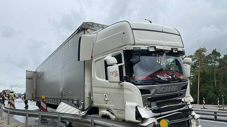 Automatische Bremse löst aus: Lastwagen fährt auf bremsenden Sattelzug auf