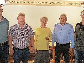 BLSV-Ehrungen für langjährige Vereinstreue führte beim SV Nurn Vorsitzender Vinzenz Sesselmann (links) durch. Rechts neben ihm die Geehrten Jürgen Eckert (für 40 Jahre Zugehörigkeit), Ingrid Burkert-Mazur (50 Jahre), Helmut Klug (50 Jahre) und Marco Bauer (25 Jahre)