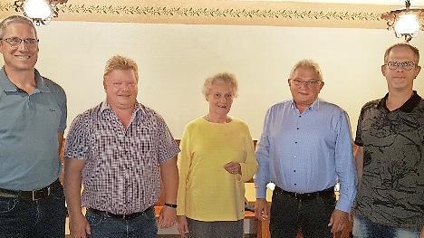 BLSV-Ehrungen für langjährige Vereinstreue führte beim SV Nurn Vorsitzender Vinzenz Sesselmann (links) durch. Rechts neben ihm die Geehrten Jürgen Eckert (für 40 Jahre Zugehörigkeit), Ingrid Burkert-Mazur (50 Jahre), Helmut Klug (50 Jahre) und Marco Bauer (25 Jahre)