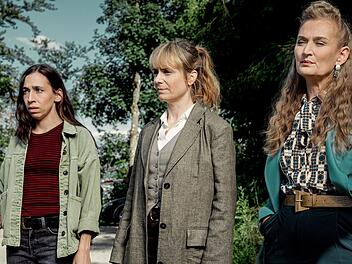 Die Kommissarinnen Tessa Ott (Carol Schuler, links) und Isabelle Grandjean (Anna Pieri Zuercher, Mitte) sowie Staatsanwältin Anita Wegenast (Rachel Braunschweig) sind schockiert über den Anblick am Tatort.