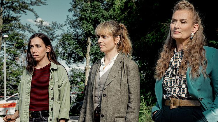 Die Kommissarinnen Tessa Ott (Carol Schuler, links) und Isabelle Grandjean (Anna Pieri Zuercher, Mitte) sowie Staatsanwältin Anita Wegenast (Rachel Braunschweig) sind schockiert über den Anblick am Tatort.