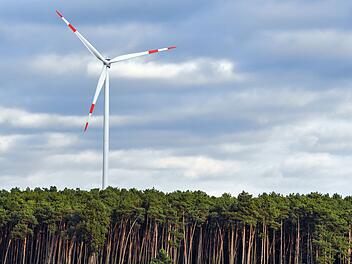 Windrad im Wald