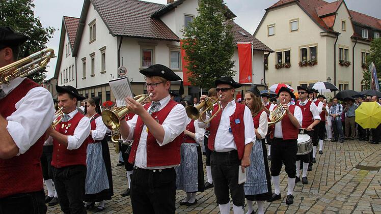 Das war  Petrus! Der fand, eine kleine Abkühlung zum Festzug tut ganz gut. Aber jetzt startete das BOS, das Blasorchester Sand.