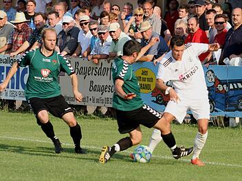 Der Sander Dominik Barth (rechts) kann  auf der linken Außenbahn von dem ehemaligen Sander Stefan Seufert (Zweiter von links) nur mit einem Foul gestoppt werden.