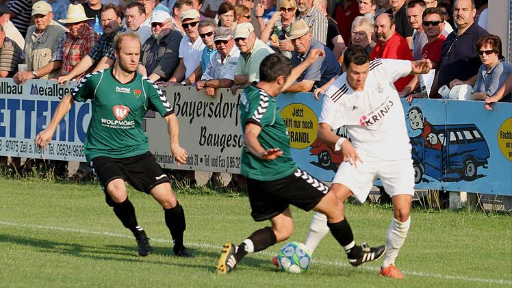 Der Sander Dominik Barth (rechts) kann  auf der linken Außenbahn von dem ehemaligen Sander Stefan Seufert (Zweiter von links) nur mit einem Foul gestoppt werden.