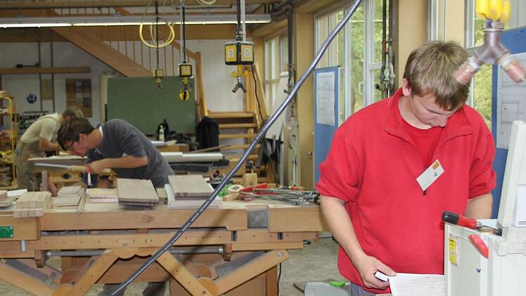 Geplant und gesägt: Drei der Prüflinge in der Werkstatt.
