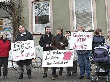Nur 20 Interessen nahmen an der Mahnwache für die Sektenkinder vor dem Landratsamt Erlangen teil. Unter ihnen waren auch die Großeltern der Kinder und Barbara Urban, die früher unter der Sekte litt.  Fotos: S.Martin