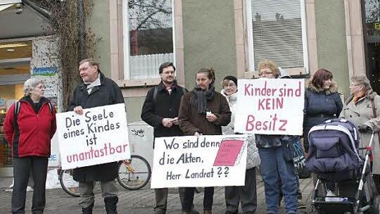Nur 20 Interessen nahmen an der Mahnwache für die Sektenkinder vor dem Landratsamt Erlangen teil. Unter ihnen waren auch die Großeltern der Kinder und Barbara Urban, die früher unter der Sekte litt.  Fotos: S.Martin