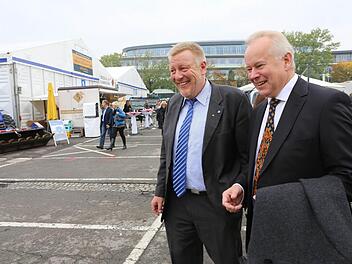 Messeveranstalter Peter Kinold (rechts) beim Eröffnungsrundgang mit Coburgs Oberbürgermeister Norbert Kastner (SPD). Schon im Dezember will Kinold mit der Stadt über die Ausstellung 2015 verhandeln.