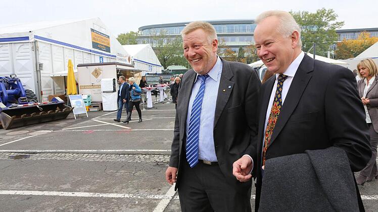 Messeveranstalter Peter Kinold (rechts) beim Eröffnungsrundgang mit Coburgs Oberbürgermeister Norbert Kastner (SPD). Schon im Dezember will Kinold mit der Stadt über die Ausstellung 2015 verhandeln.