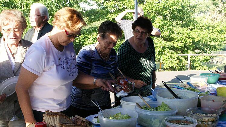 Das Salatbuffet wird von den Teilnehmern des Mesner-Treffens gemeinschaftlich bestückt - entsprechend groß war die Auswahl.