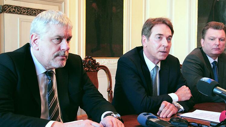 Oberb&uuml;rgermeister Norbert Tessmer (SPD) und Brose-Gesellschafter Michael Stoschek bei der Pressekonferenz am Freitag. Foto: Simone Bastian