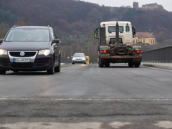 Die ersten Autos fahren über die Brücke. Foto: Arkadius Guzy